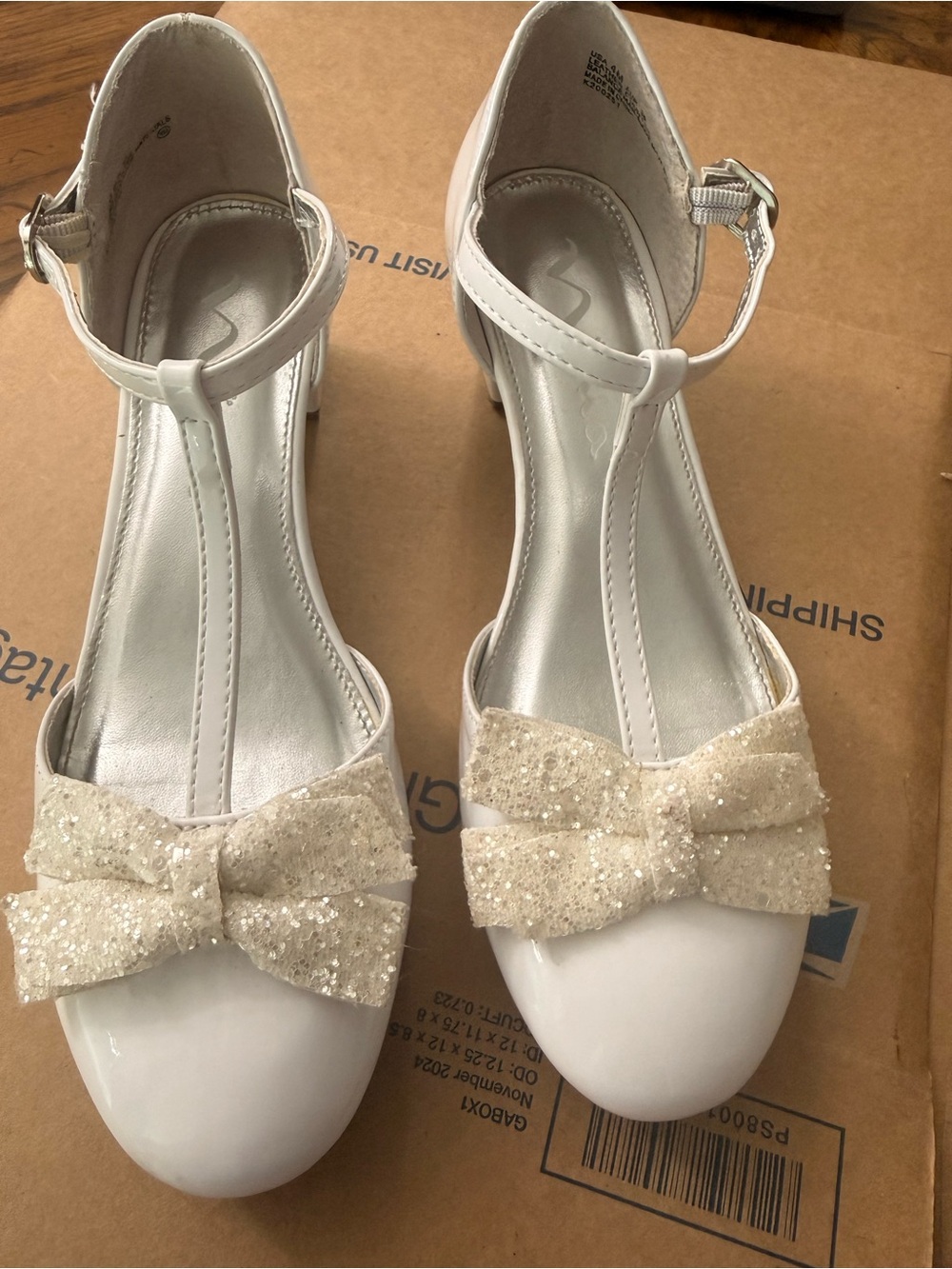Nina girl’s dressy white heels with glittery bow detail size 4